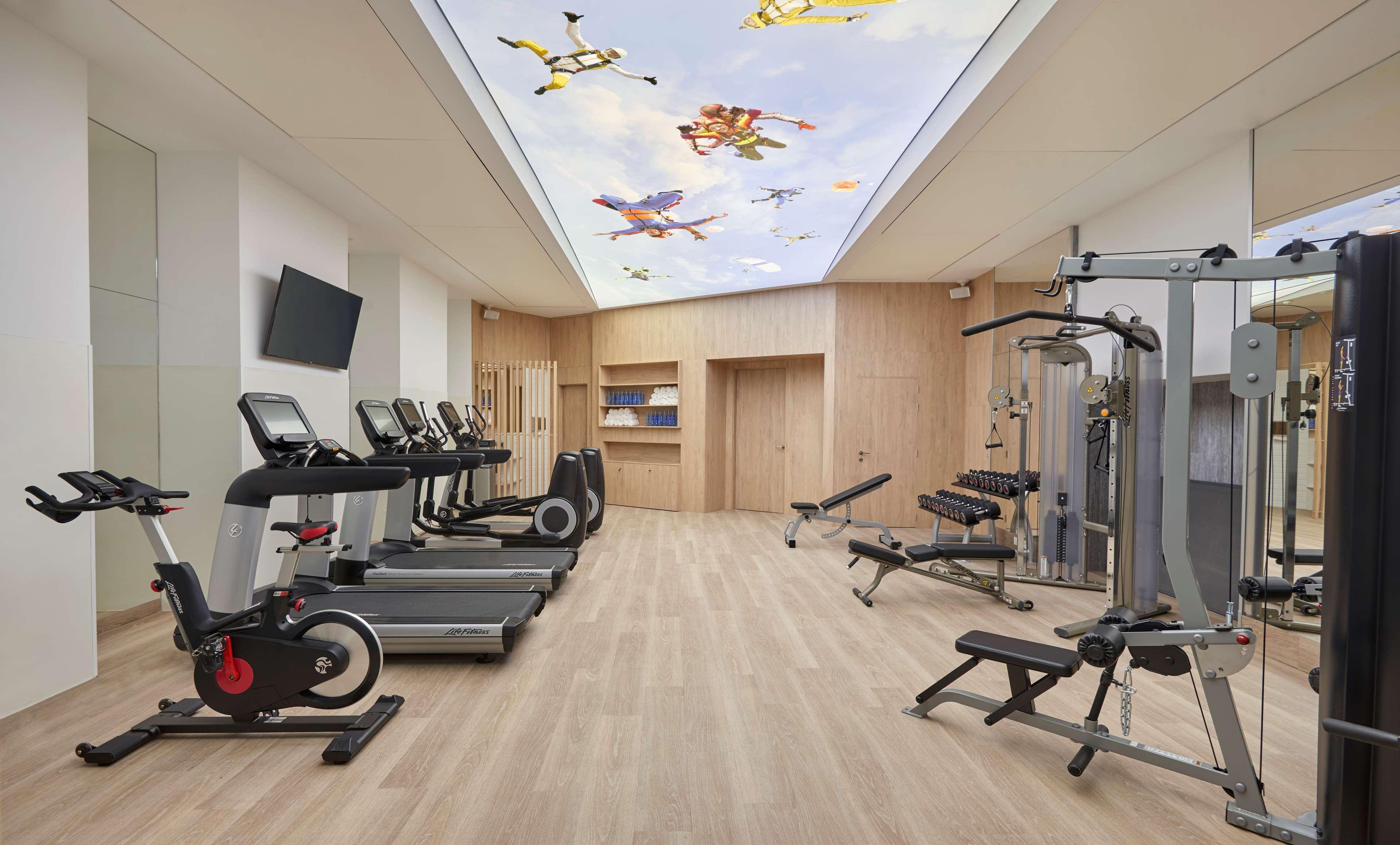 Hyatt Centric Gran Via Madrid Hotel Kültér fotó The gym at the hotel