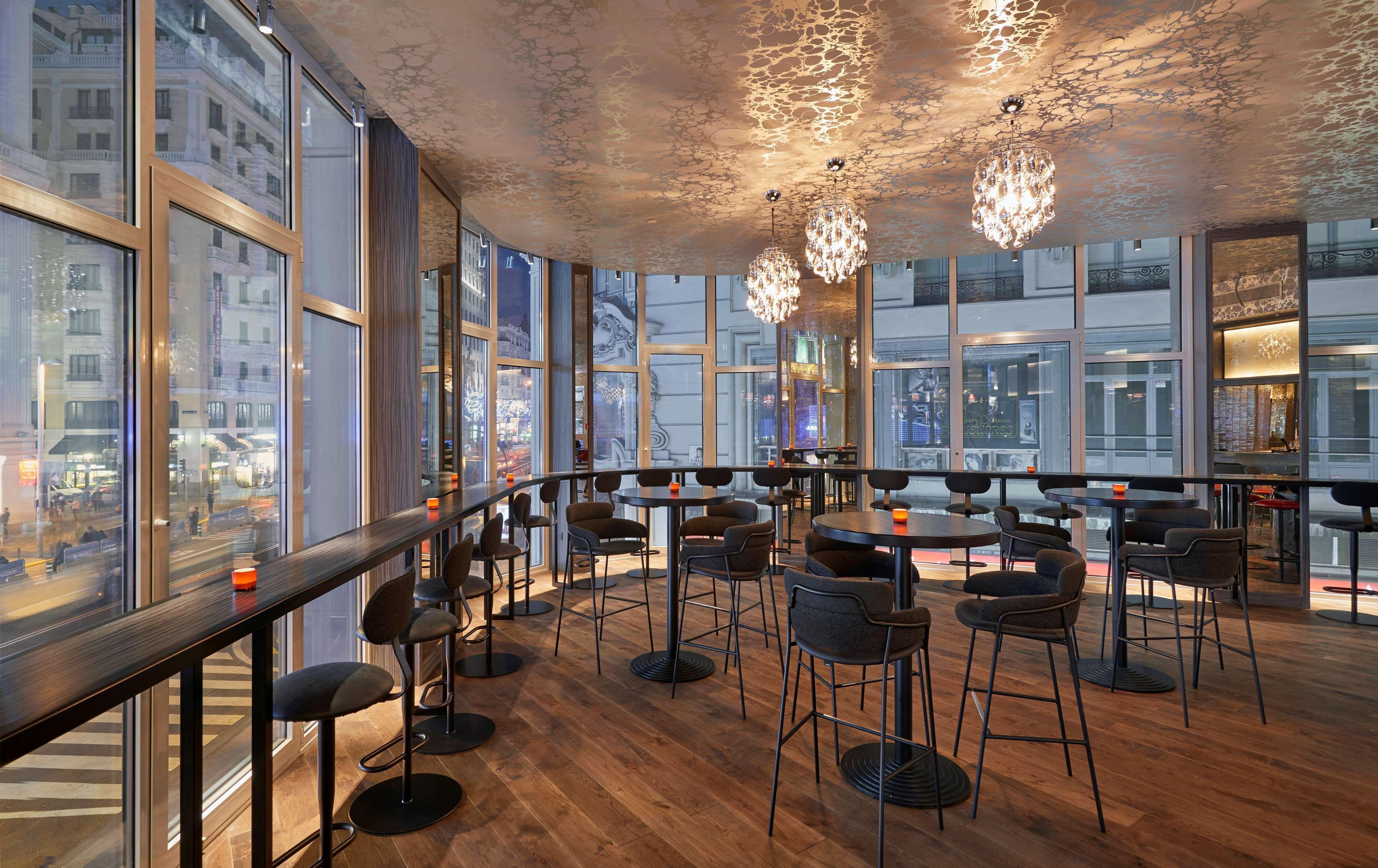 Hyatt Centric Gran Via Madrid Hotel Kültér fotó The bar at the 10th floor