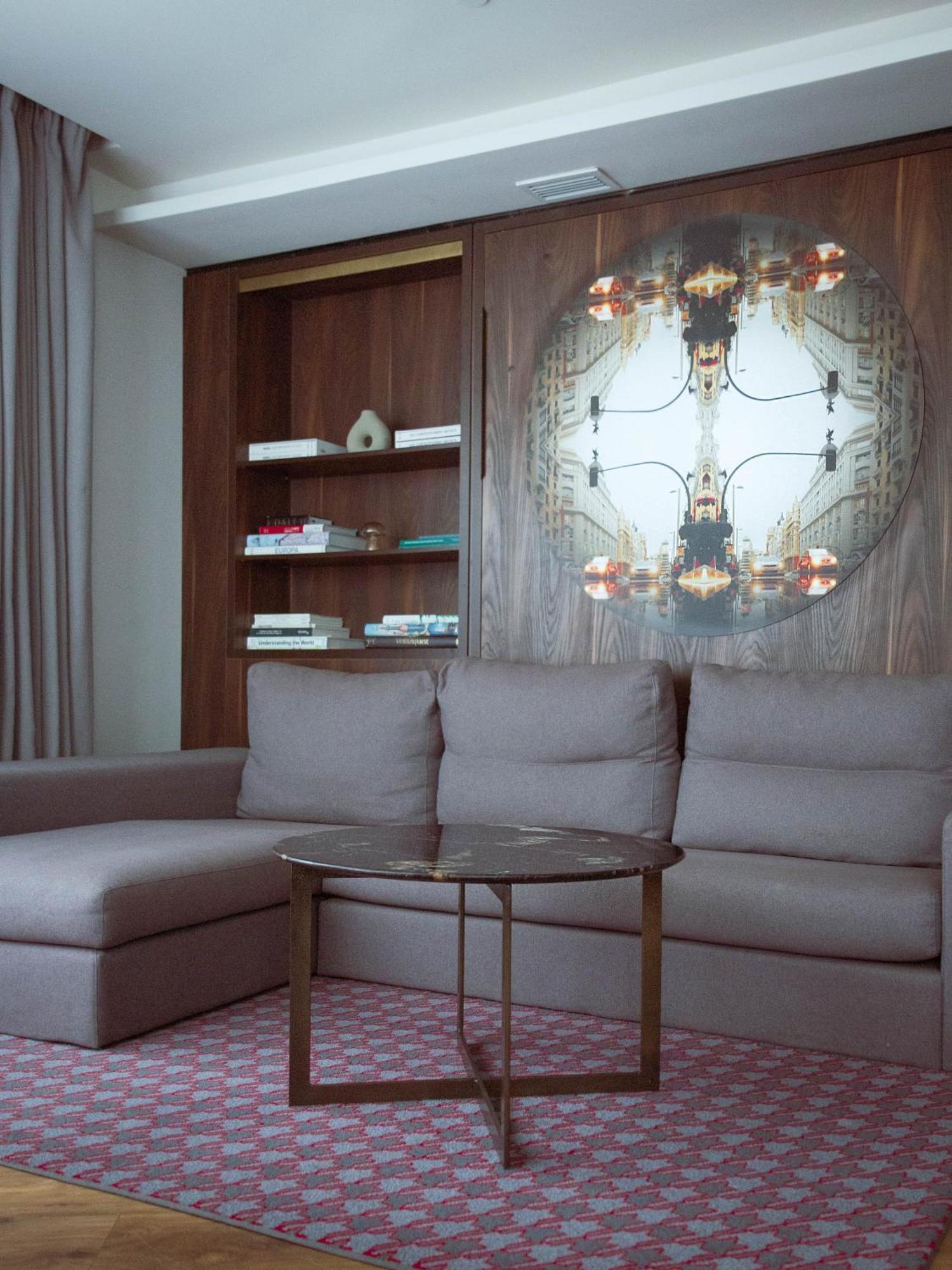 Hyatt Centric Gran Via Madrid Hotel Kültér fotó A room in the hotel