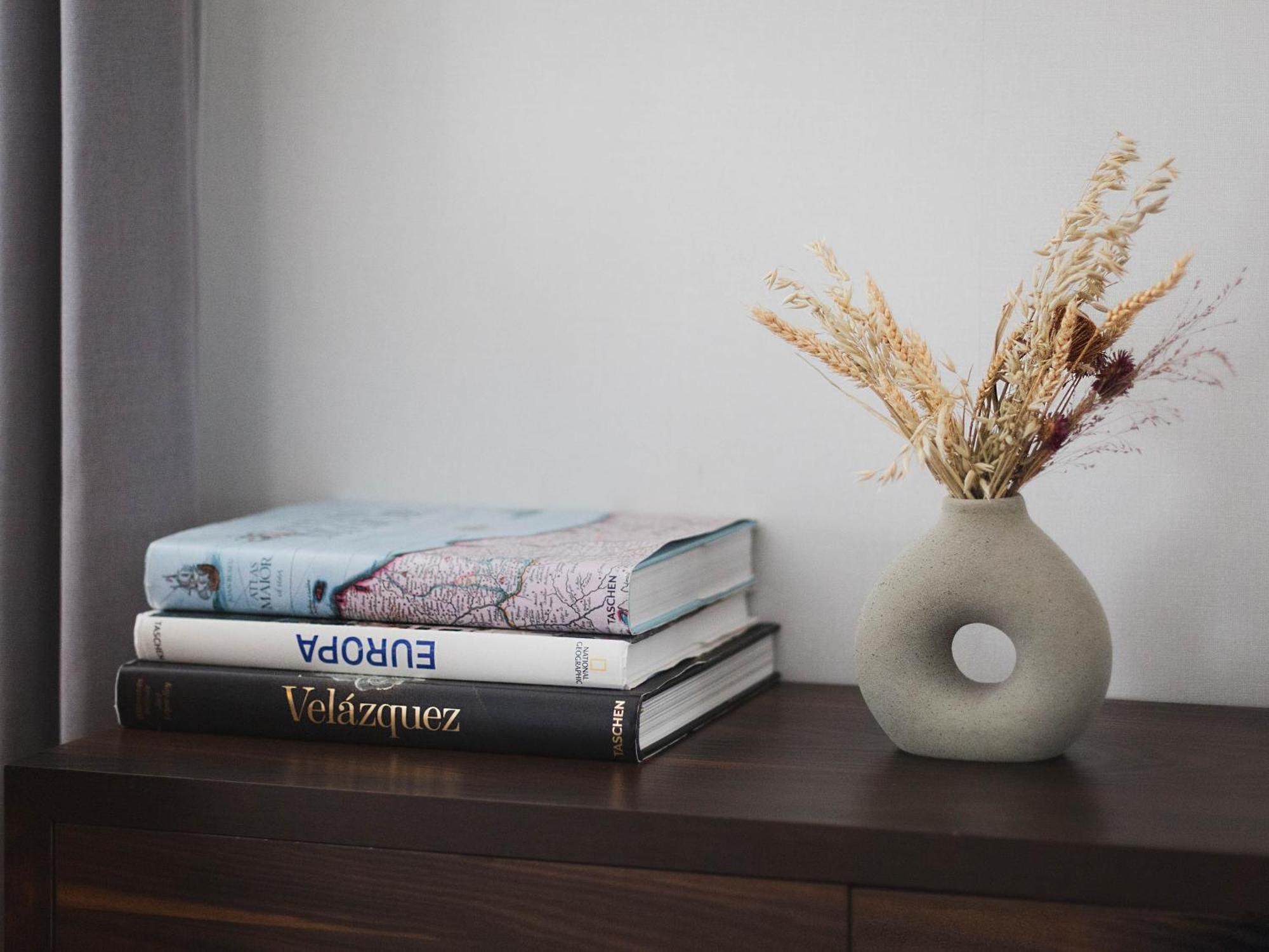 Hyatt Centric Gran Via Madrid Hotel Kültér fotó A vase with dried flowers